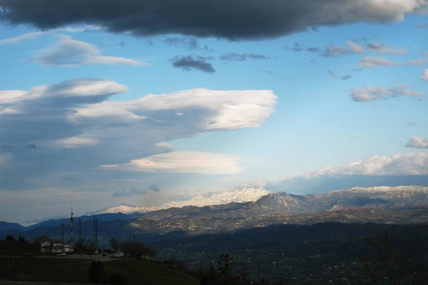 Picos de Europa y Peña Mayor desde las antenas del Naranco.