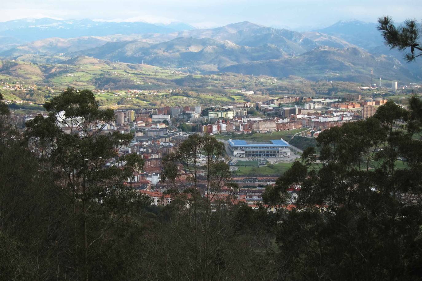 El Tartiere y El Cristo desde el Naranco.