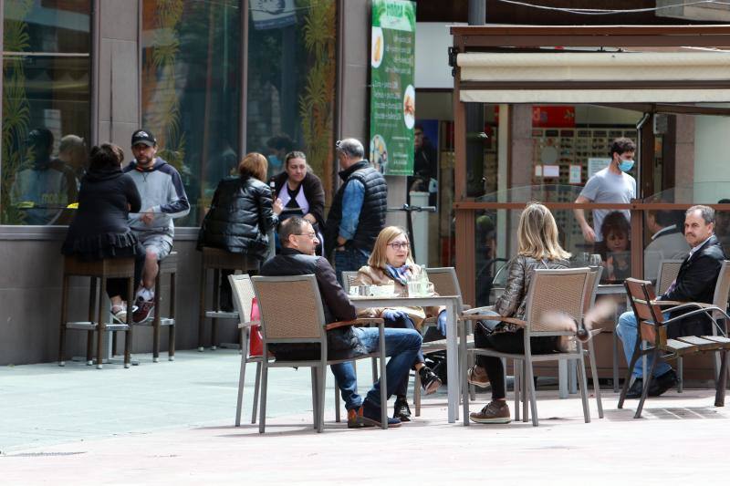 Desde el desayuno mañanero a la sidra del mediodía, los asturianos se animan a disfrutar del sol en las terrazas que han abierto al 50 por ciento.