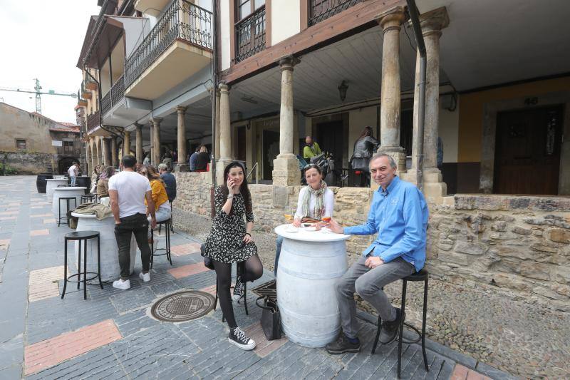 Desde el desayuno mañanero a la sidra del mediodía, los asturianos se animan a disfrutar del sol en las terrazas que han abierto al 50 por ciento.