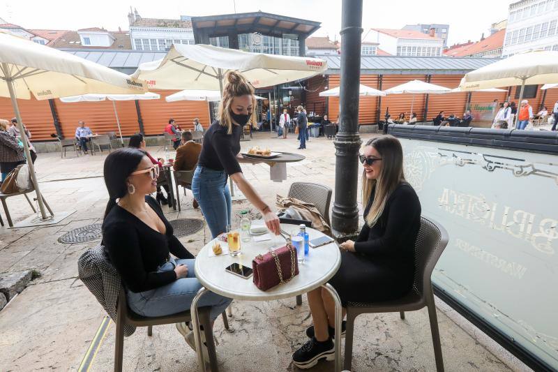 Desde el desayuno mañanero a la sidra del mediodía, los asturianos se animan a disfrutar del sol en las terrazas que han abierto al 50 por ciento.