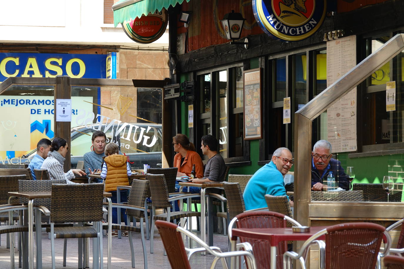 Desde el desayuno mañanero a la sidra del mediodía, los asturianos se animan a disfrutar del sol en las terrazas que han abierto al 50 por ciento.