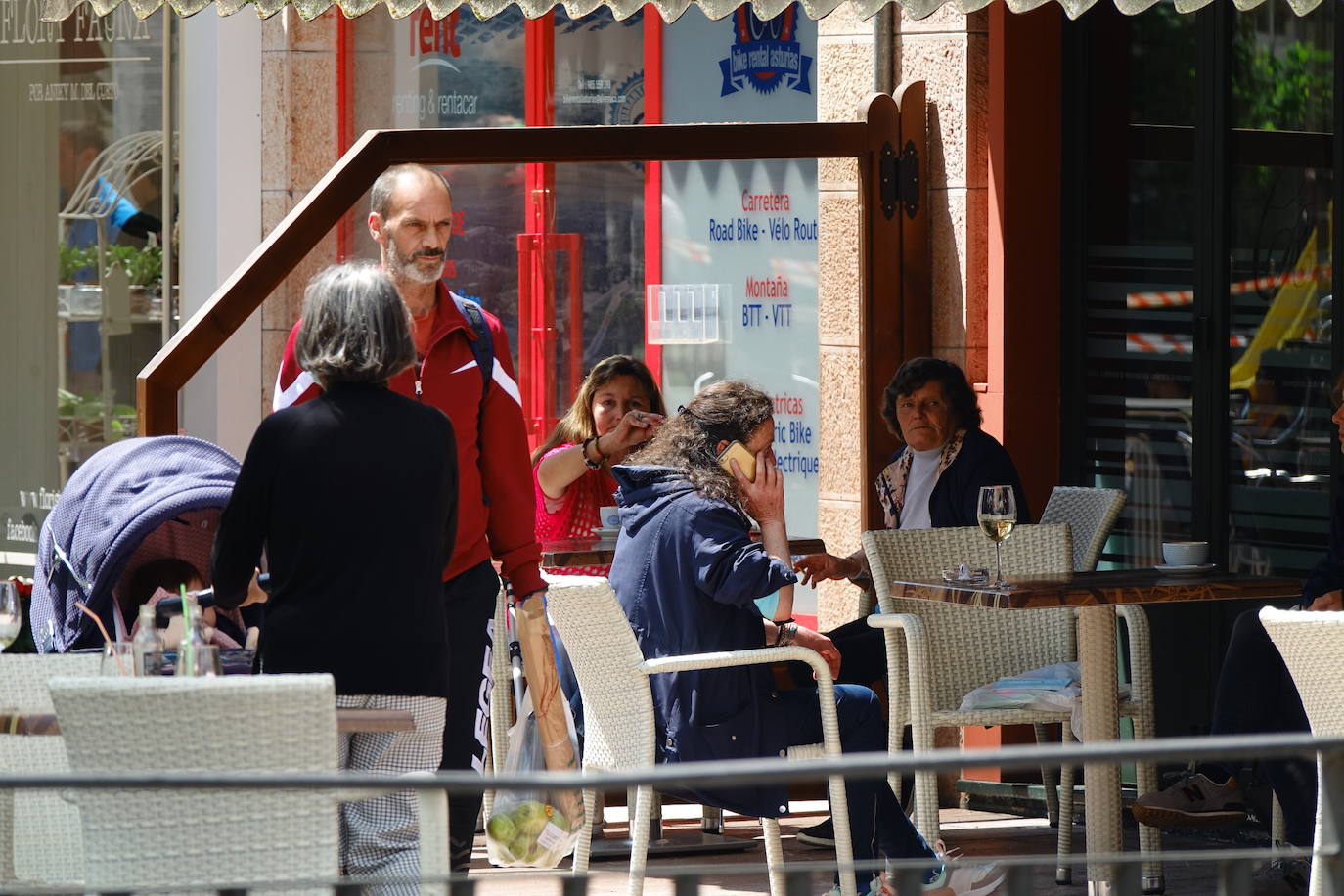 Desde el desayuno mañanero a la sidra del mediodía, los asturianos se animan a disfrutar del sol en las terrazas que han abierto al 50 por ciento.