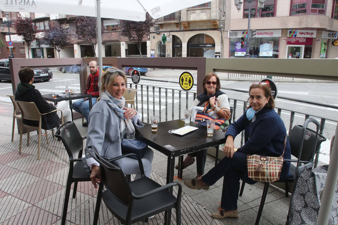 Los ovetenses disfrutaron tanto del café como del vermut al aire libre.