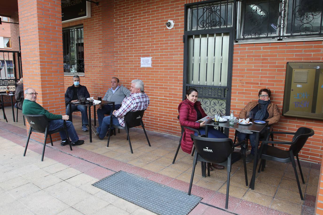 Los ovetenses disfrutaron tanto del café como del vermut al aire libre.