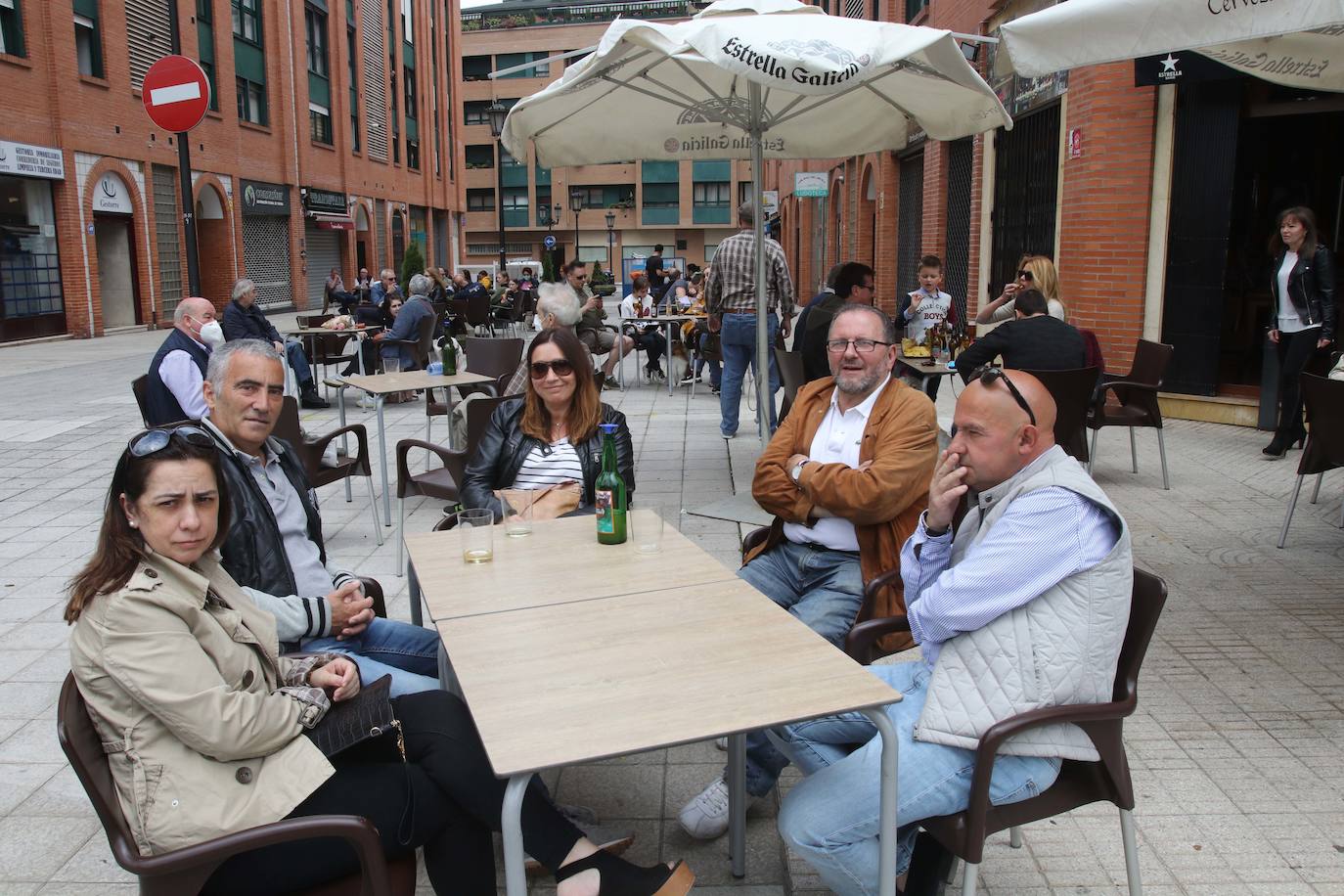 Los ovetenses disfrutaron tanto del café como del vermut al aire libre.