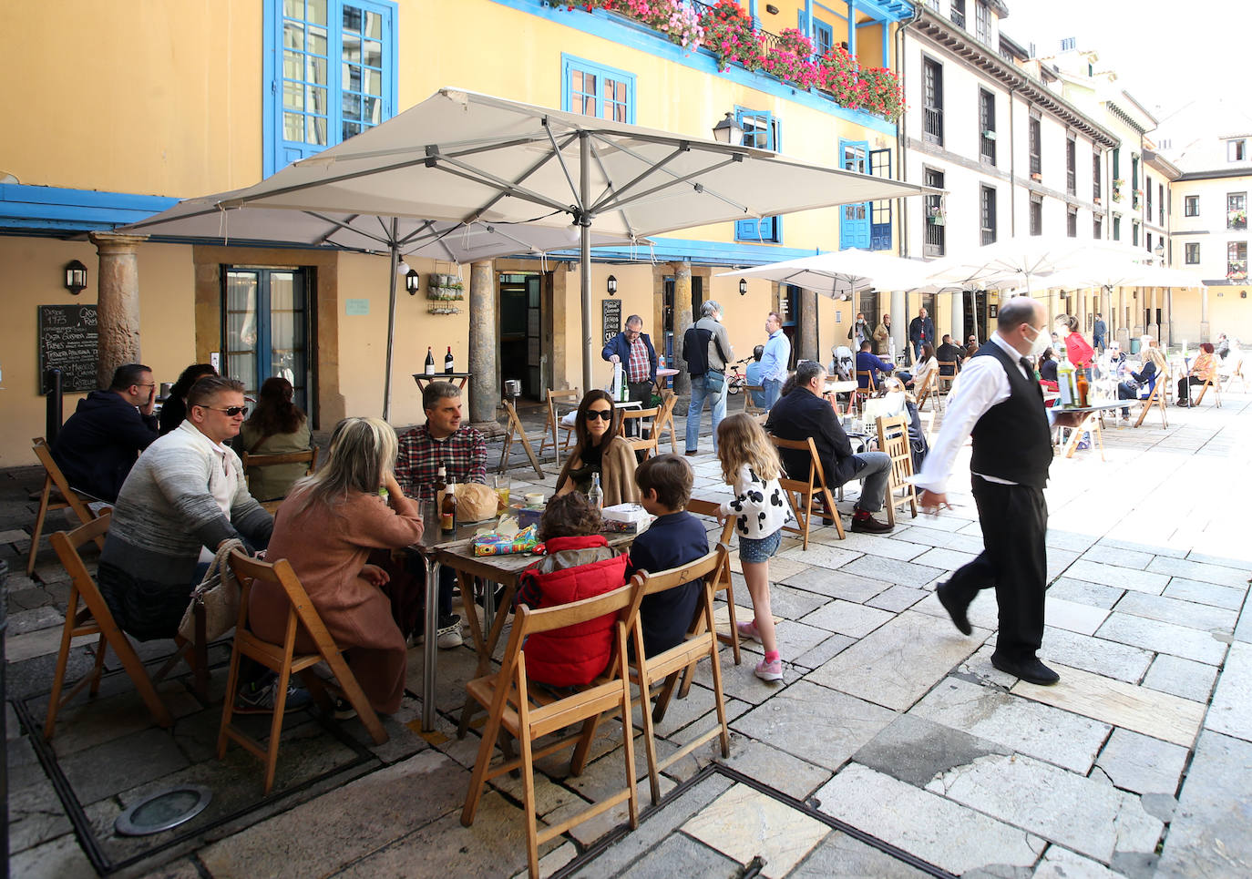 Los ovetenses disfrutaron tanto del café como del vermut al aire libre.