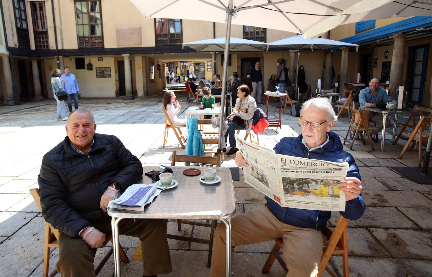 Los ovetenses disfrutaron tanto del café como del vermut al aire libre.