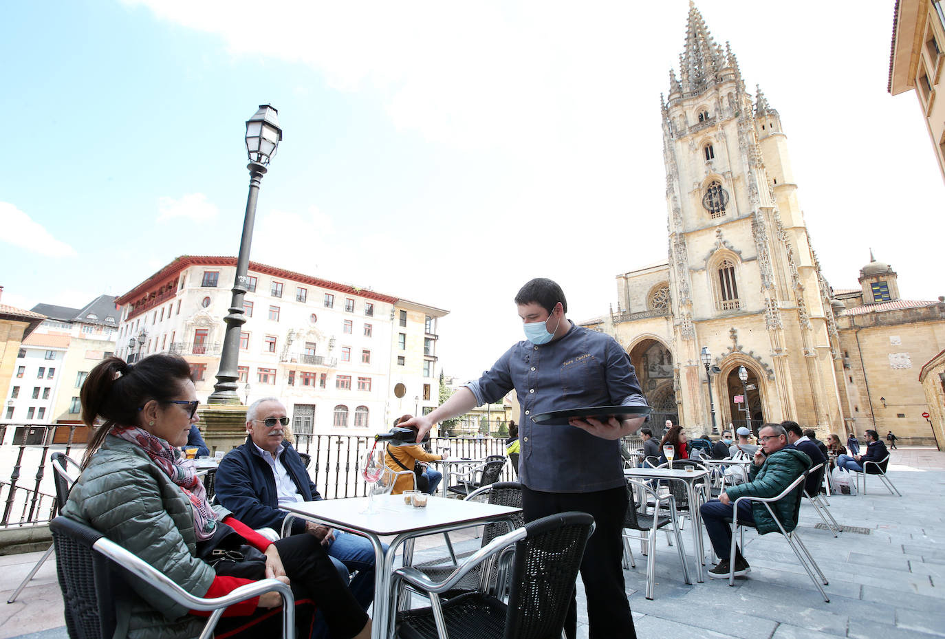 Los ovetenses disfrutaron tanto del café como del vermut al aire libre.