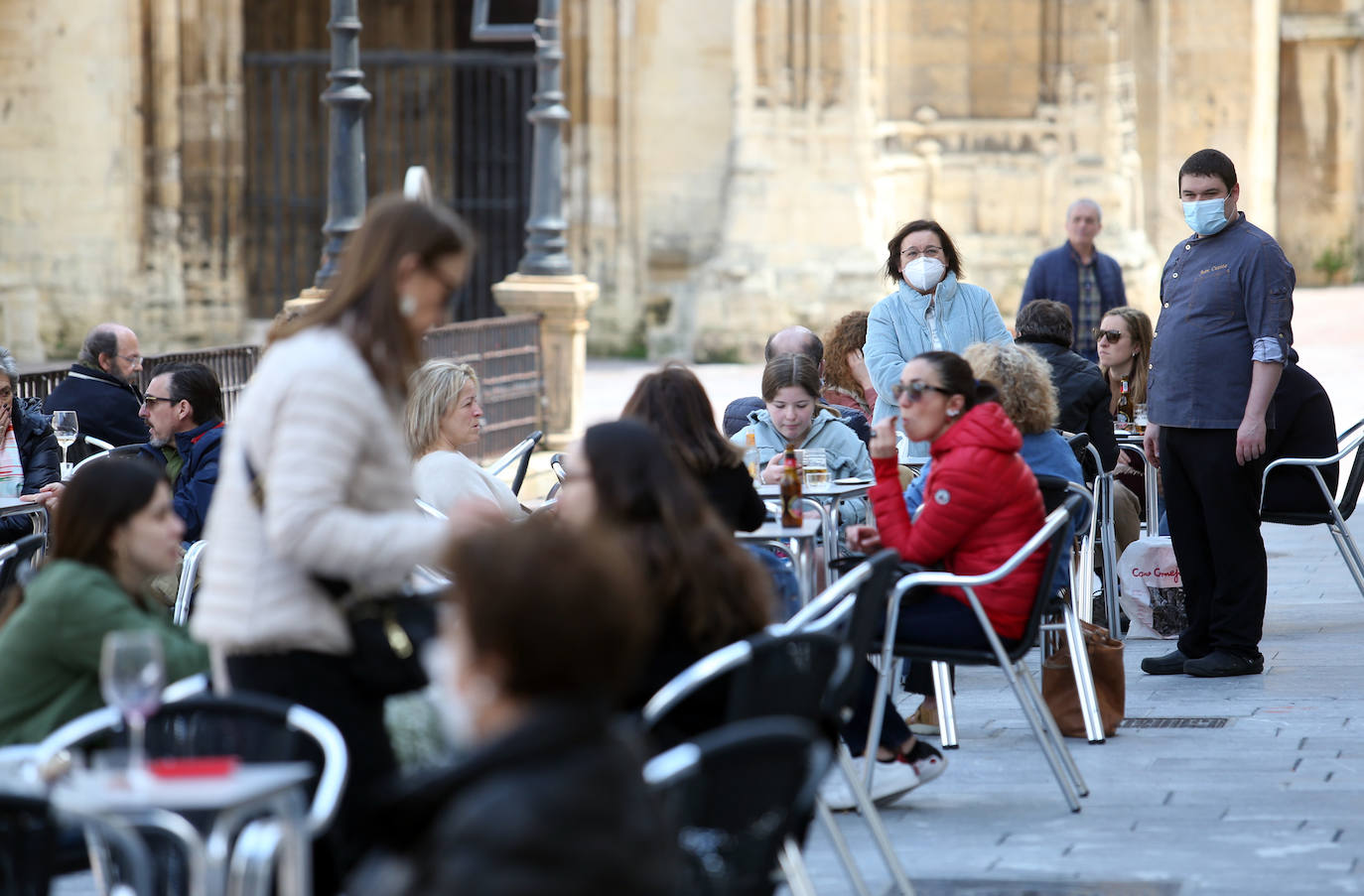 Los ovetenses disfrutaron tanto del café como del vermut al aire libre.