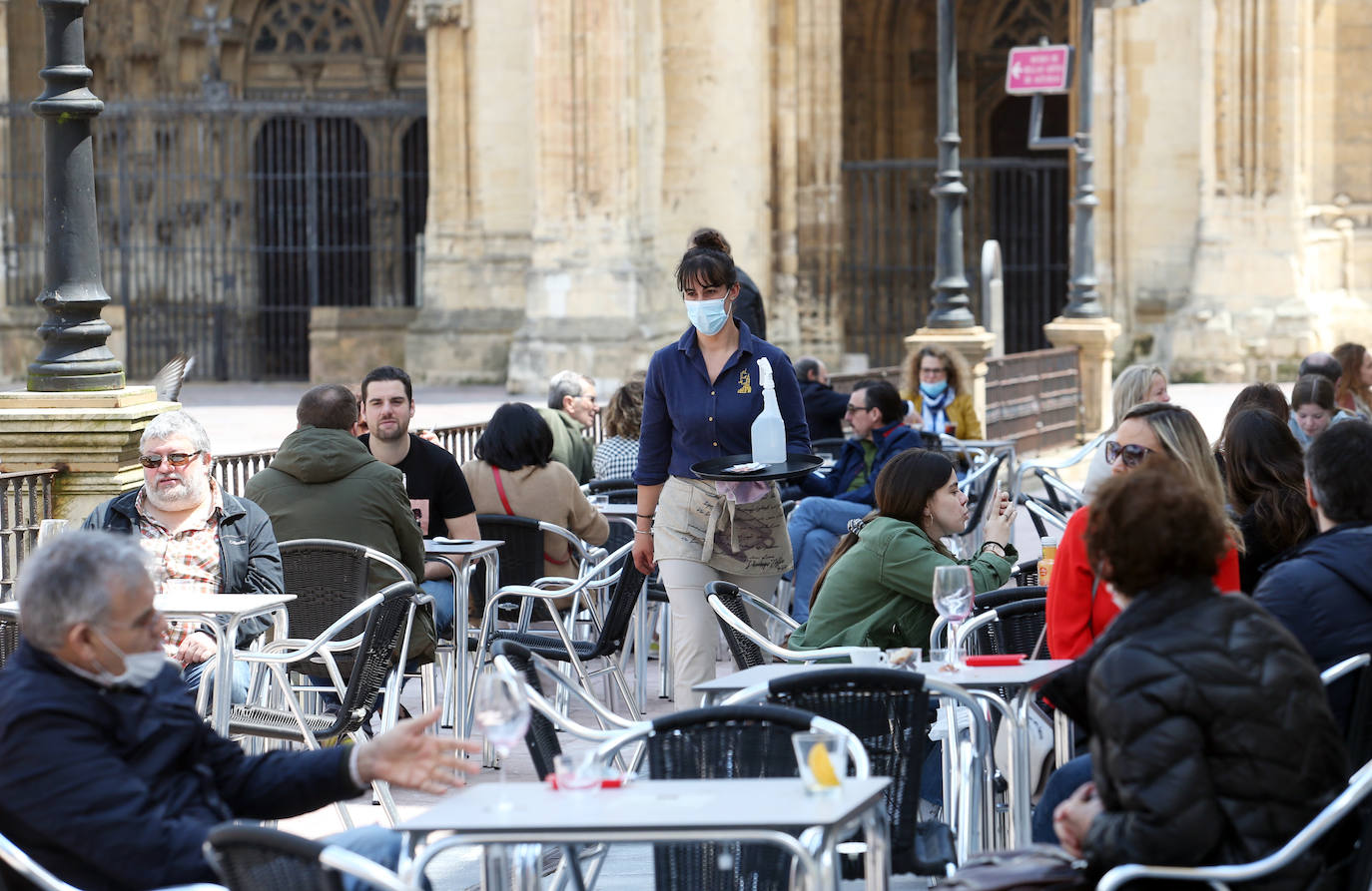 Los ovetenses disfrutaron tanto del café como del vermut al aire libre.