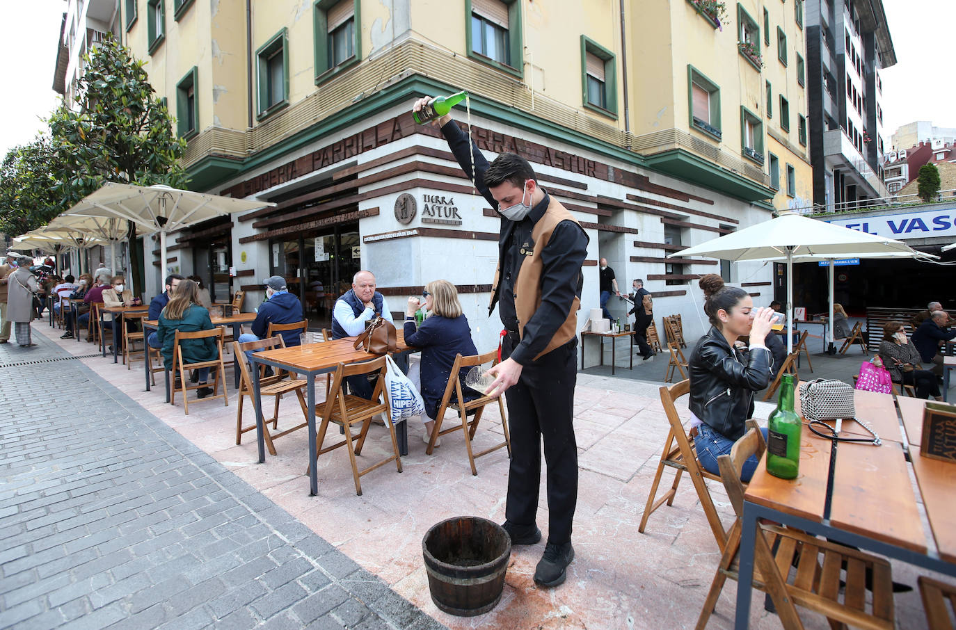 Los ovetenses disfrutaron tanto del café como del vermut al aire libre.