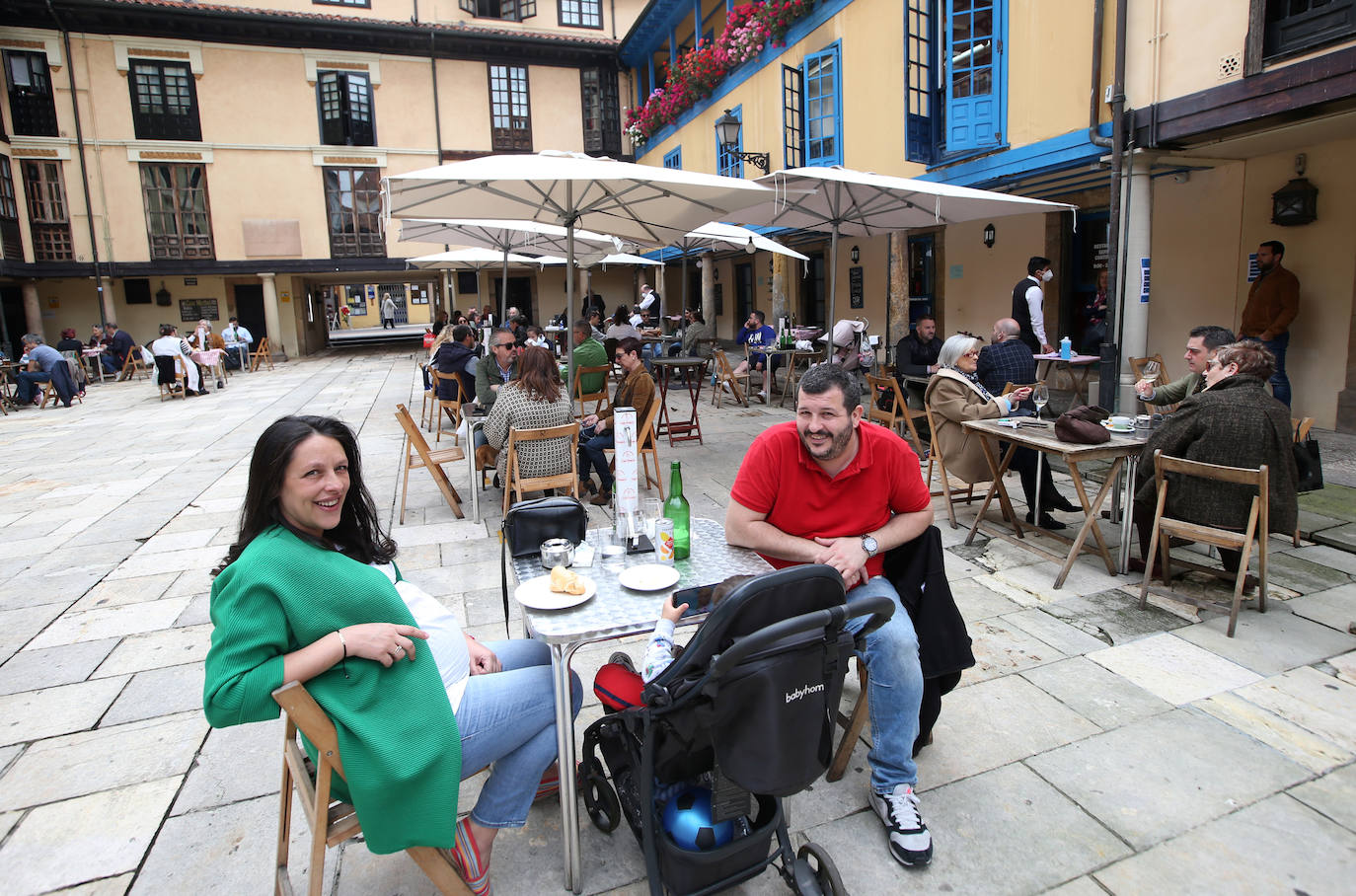 Los ovetenses disfrutaron tanto del café como del vermut al aire libre.