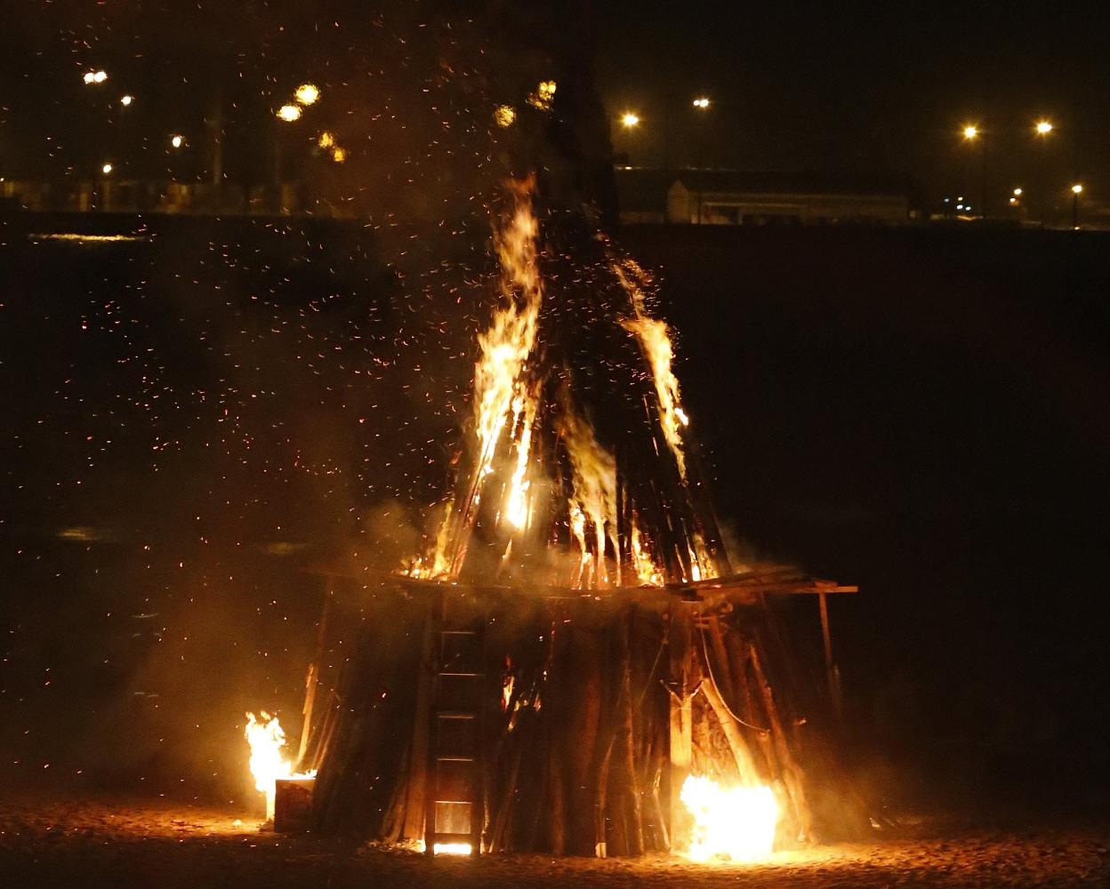 Hoguera de San Juan en Poniente del pasado año. 
