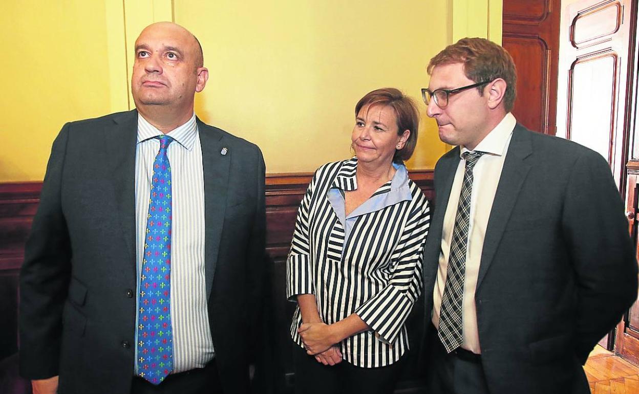 Los diputados Pedro Leal y Adrián Pumares, flanqueando a Carmen Moriyón. 