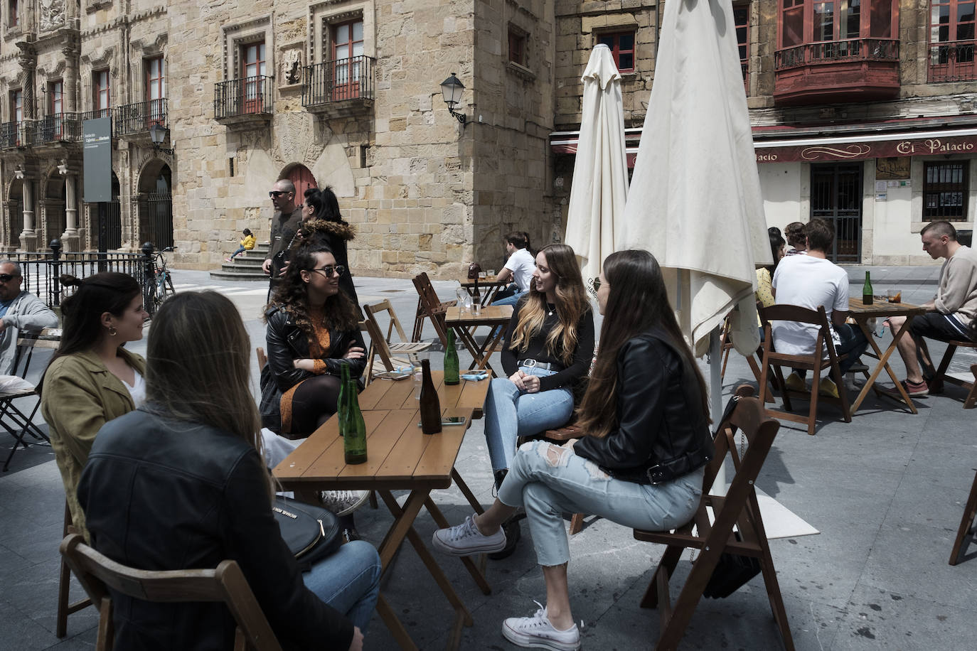 El sol presente en la ciudad animó a los gijoneses al terraceo.