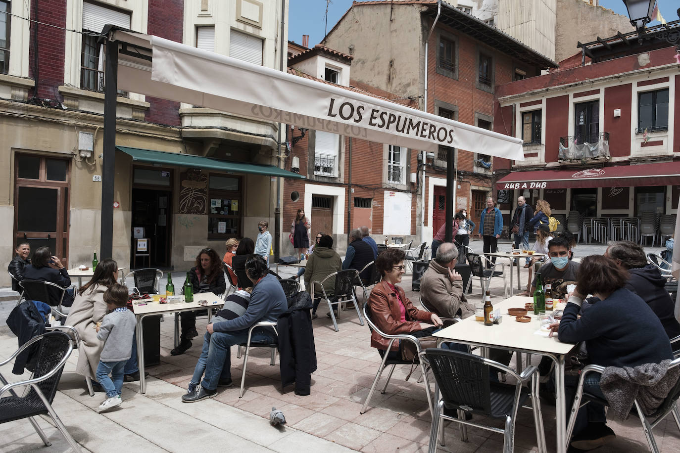 El sol presente en la ciudad animó a los gijoneses al terraceo.