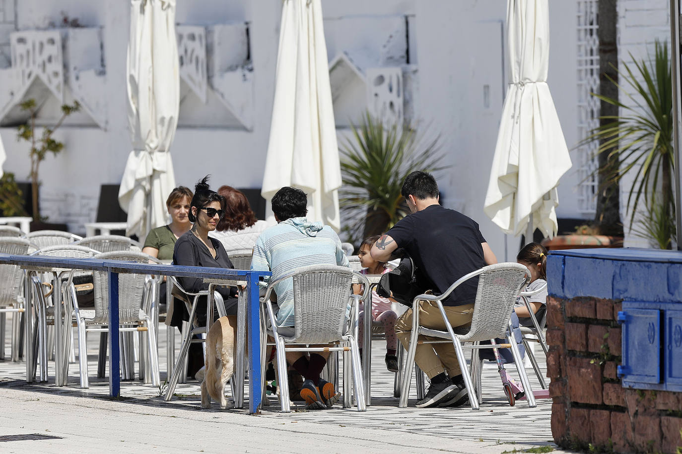 El sol presente en la ciudad animó a los gijoneses al terraceo.