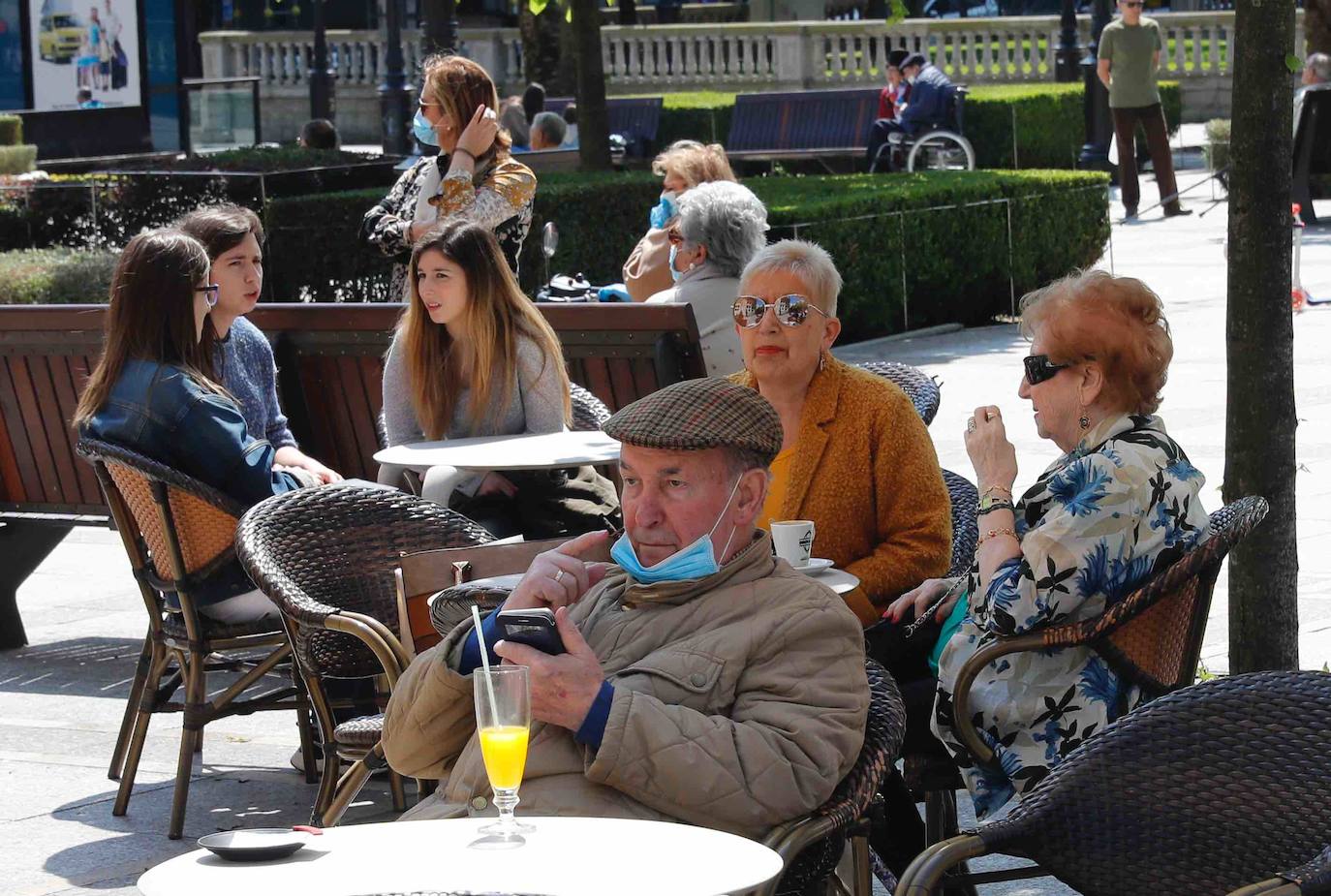 El sol presente en la ciudad animó a los gijoneses al terraceo.