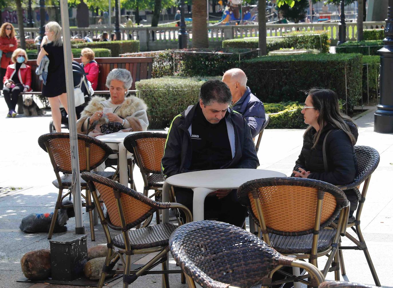 El sol presente en la ciudad animó a los gijoneses al terraceo.