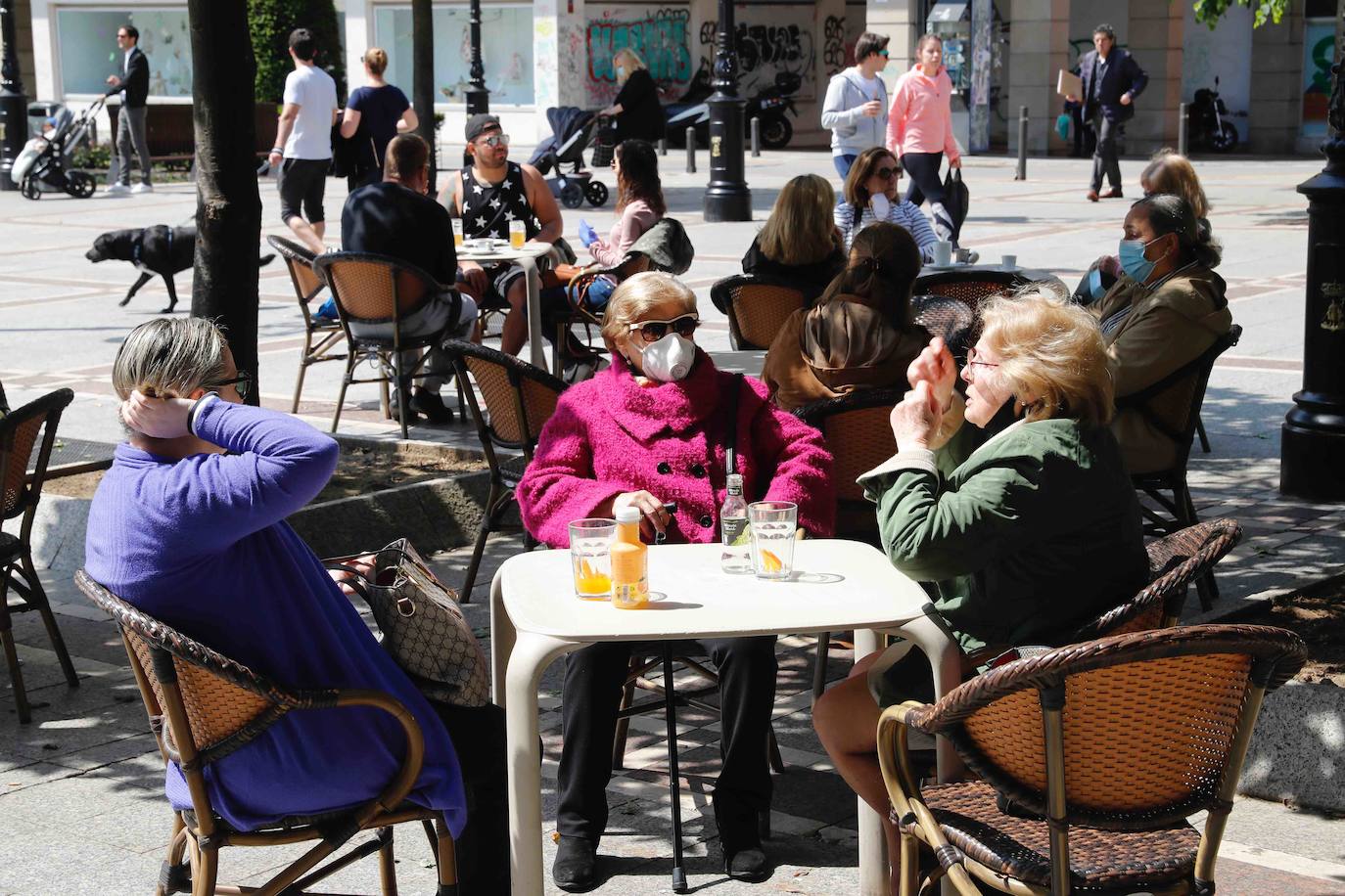 El sol presente en la ciudad animó a los gijoneses al terraceo.