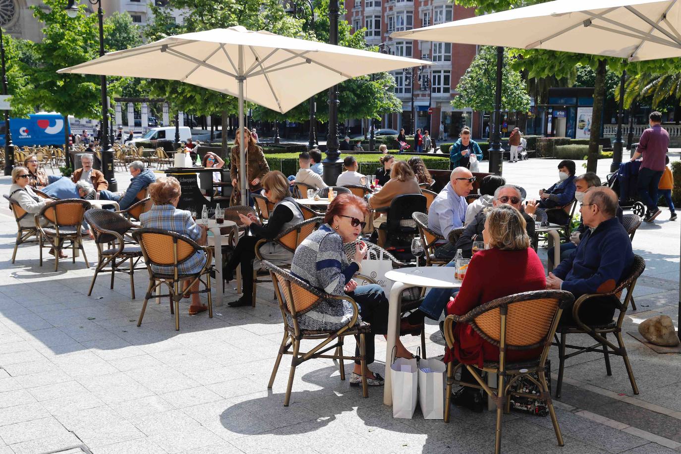 El sol presente en la ciudad animó a los gijoneses al terraceo.