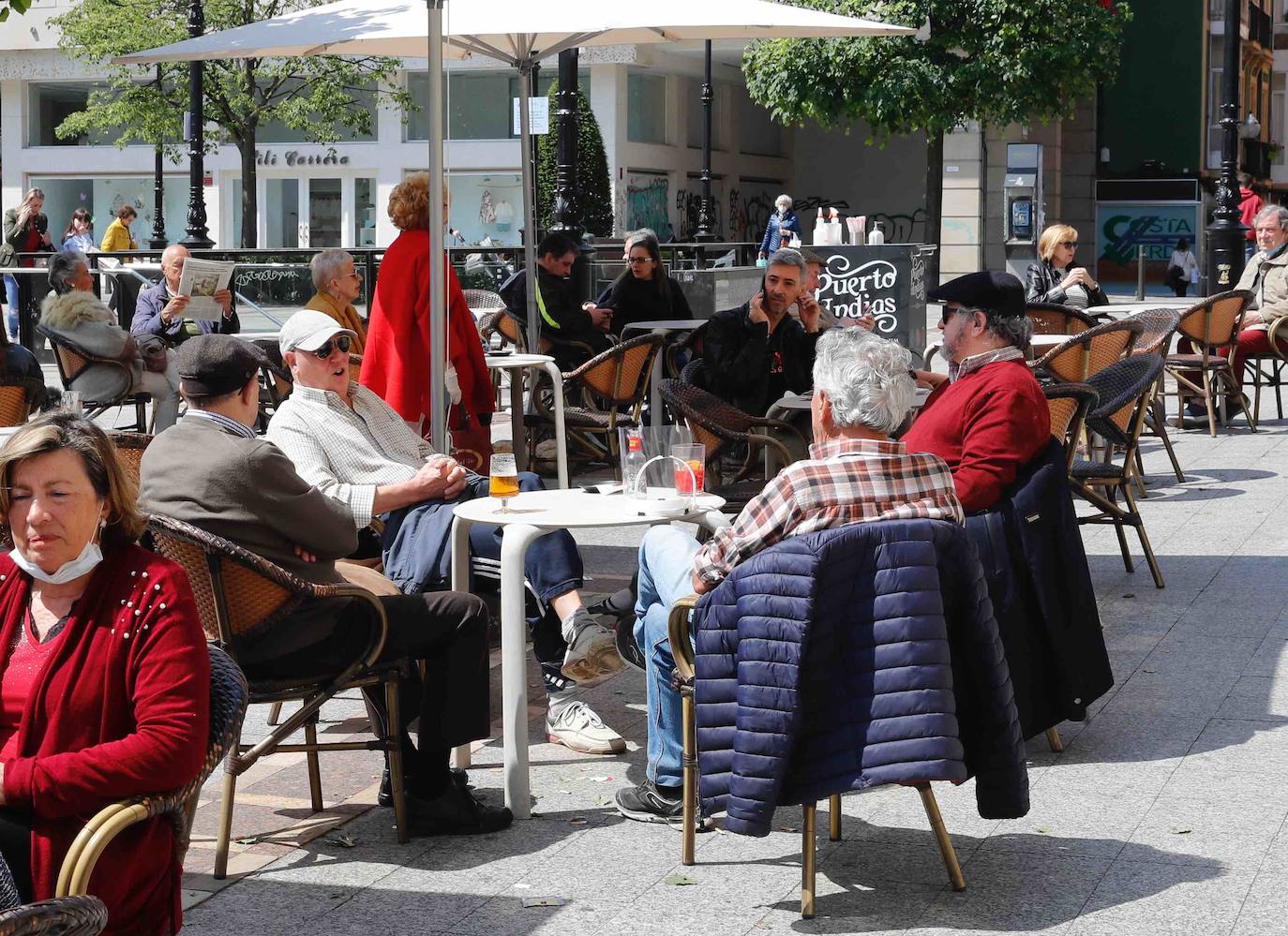 El sol presente en la ciudad animó a los gijoneses al terraceo.