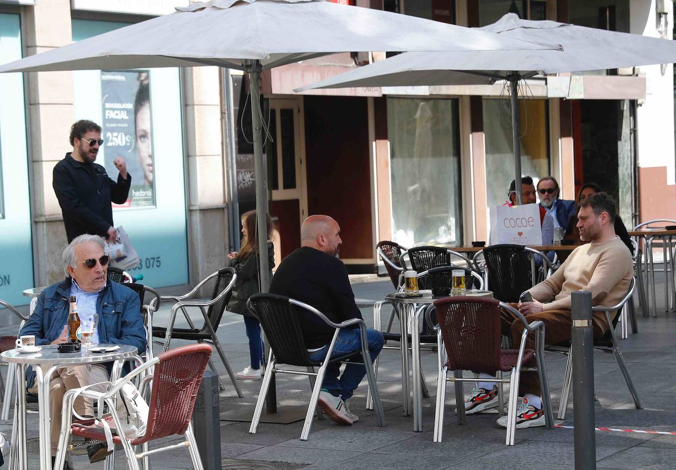 El sol presente en la ciudad animó a los gijoneses al terraceo.