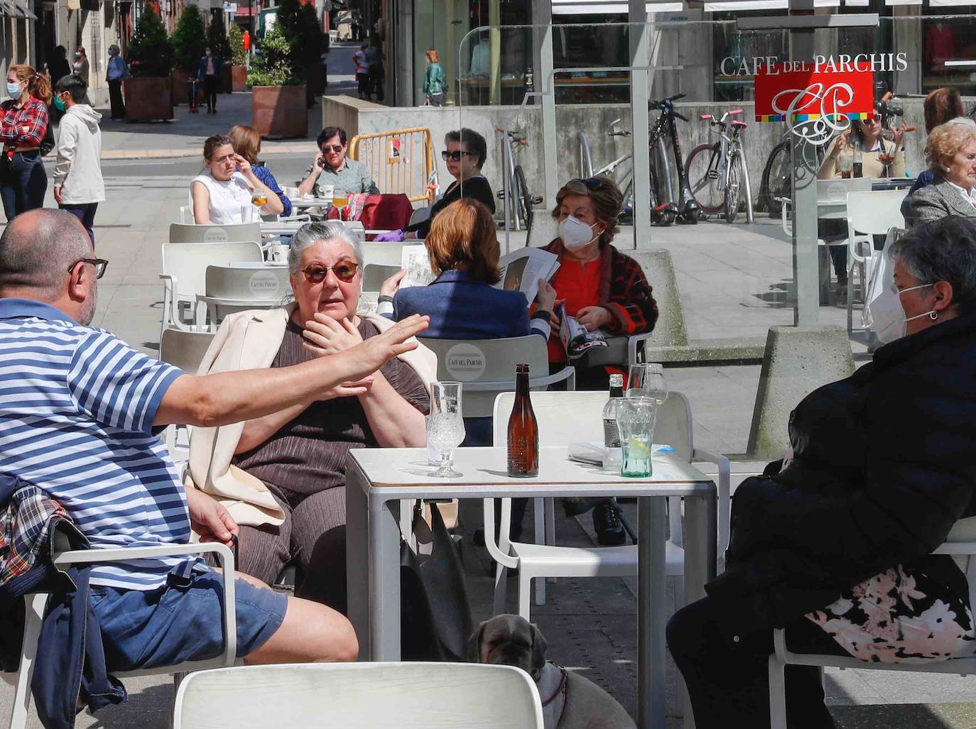 Desde el desayuno mañanero a la sidra del mediodía, los asturianos se animan a disfrutar del sol en las terrazas que han abierto al 50 por ciento.