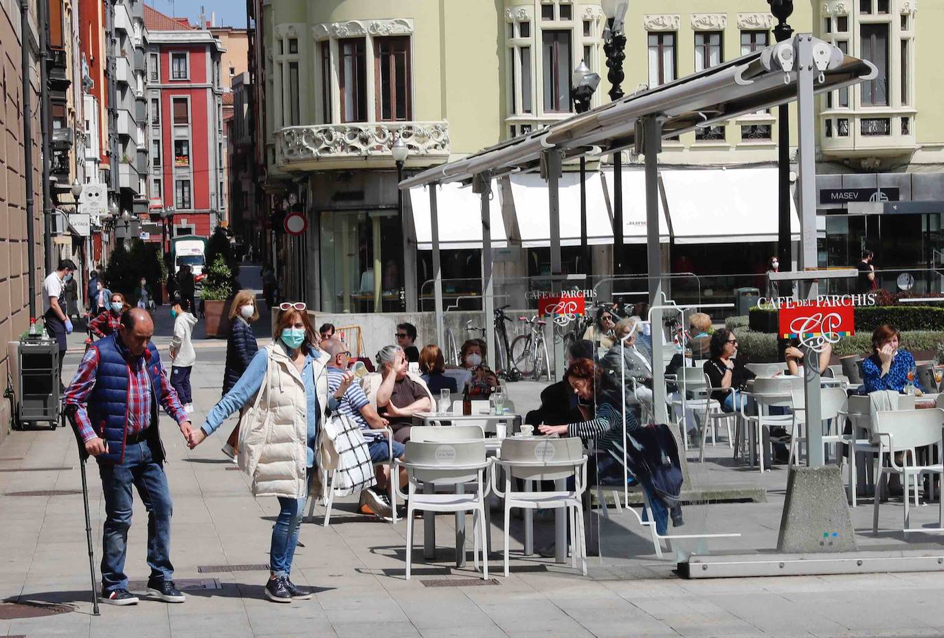 El sol presente en la ciudad animó a los gijoneses al terraceo.