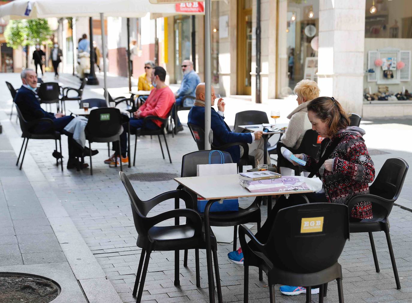 El sol presente en la ciudad animó a los gijoneses al terraceo.