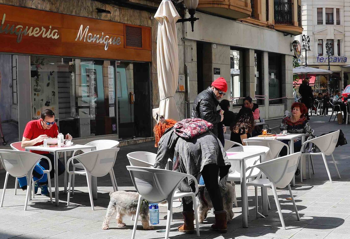 El sol presente en la ciudad animó a los gijoneses al terraceo.