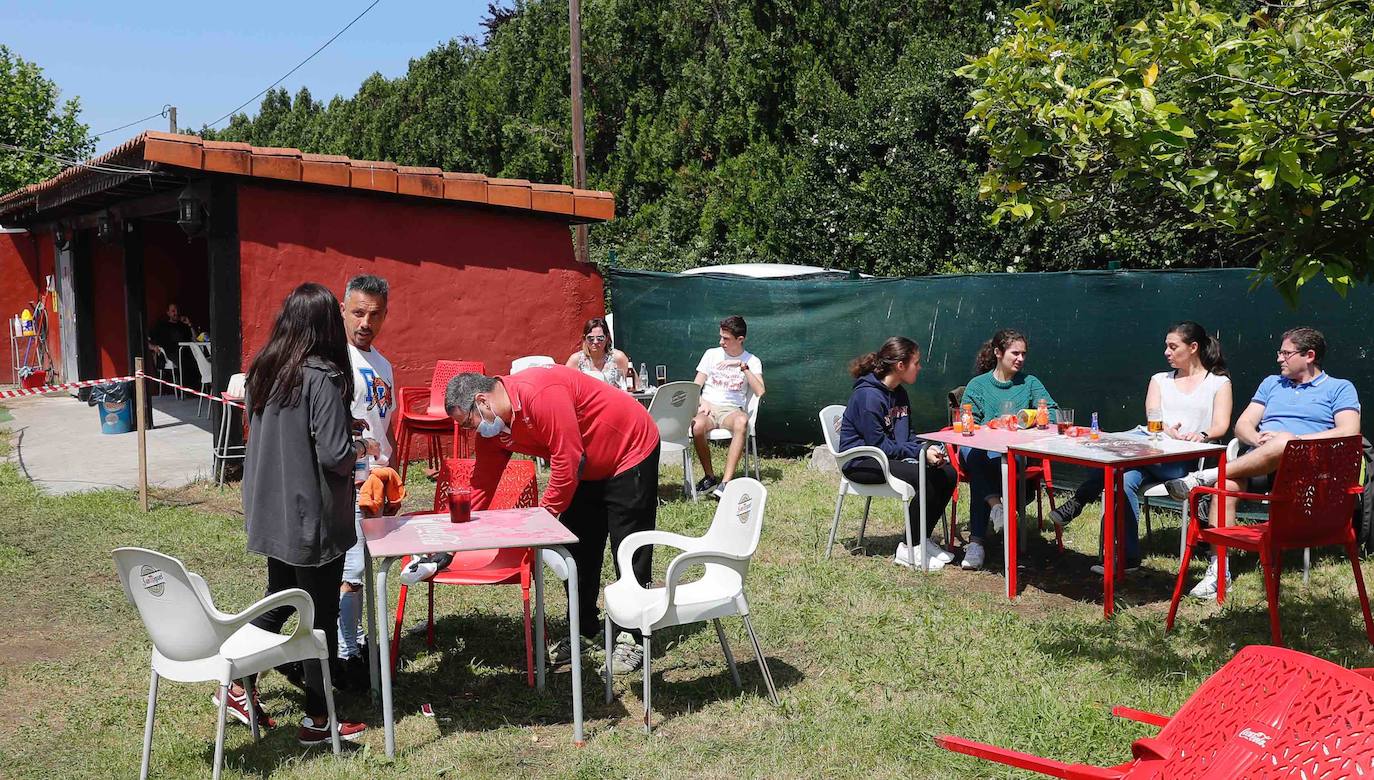 Desde el desayuno mañanero a la sidra del mediodía, los asturianos se animaron a disfrutar del sol en las terrazas que han abierto al 50 por ciento.