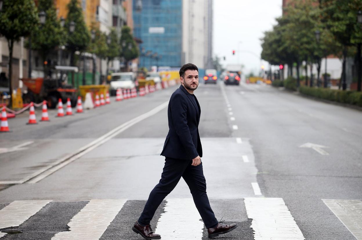 El director general de Movilidad y Conectividad, el viernes cruzando una calle de Oviedo. 