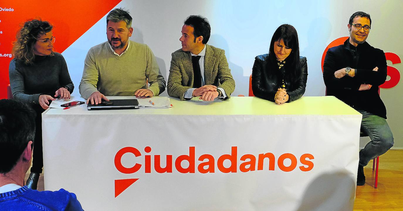 Susana Fernández, Sergio García, Nacho Cuesta, Laura Pérez Macho y José Luis Costillas, todos ellos en funciones, constituyen la ejecutiva asturiana de Ciudadanos. 