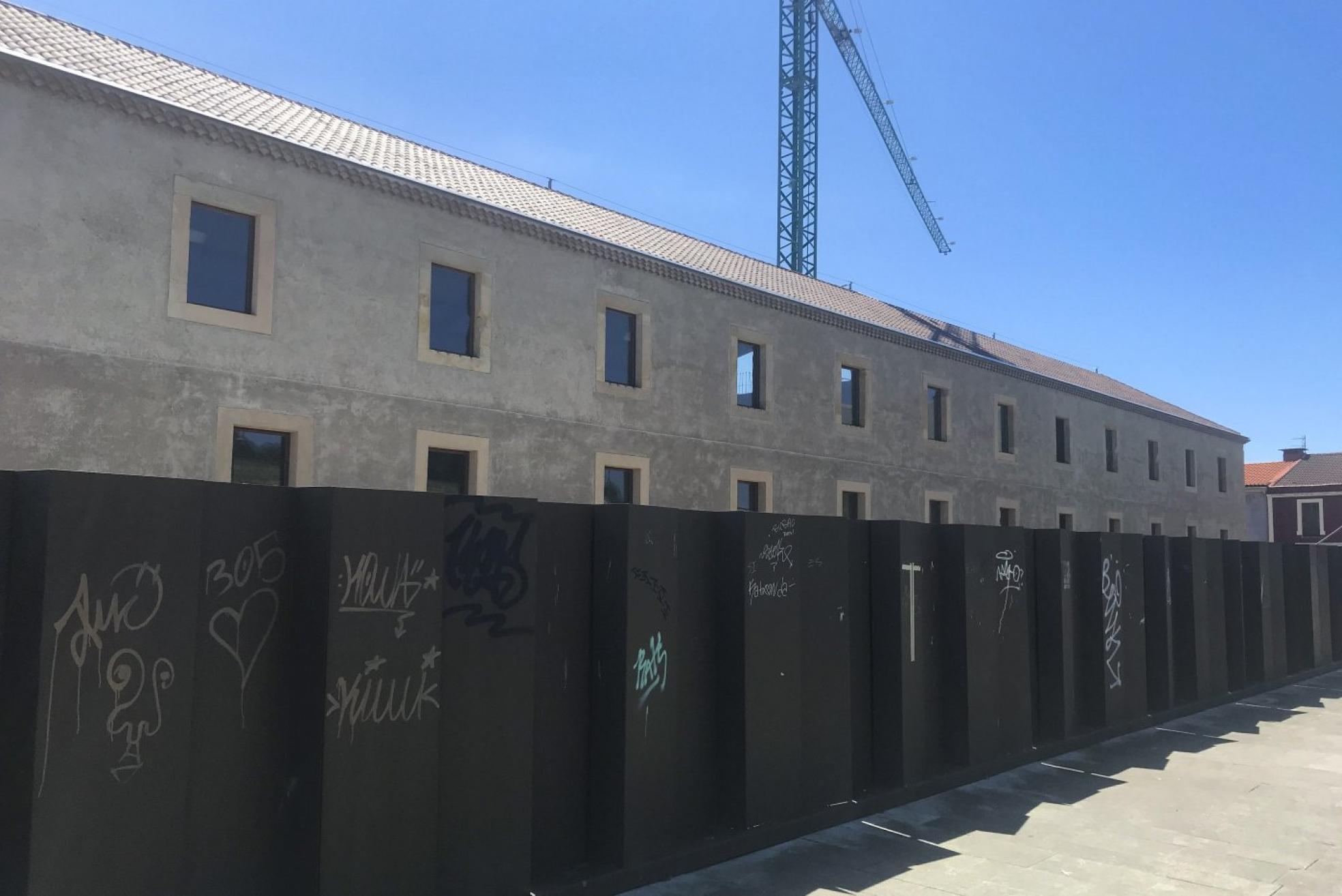 Perímetro de Tabacalera lleno de pintadas en la calle Emilio Muñiz 'El Negro'. 