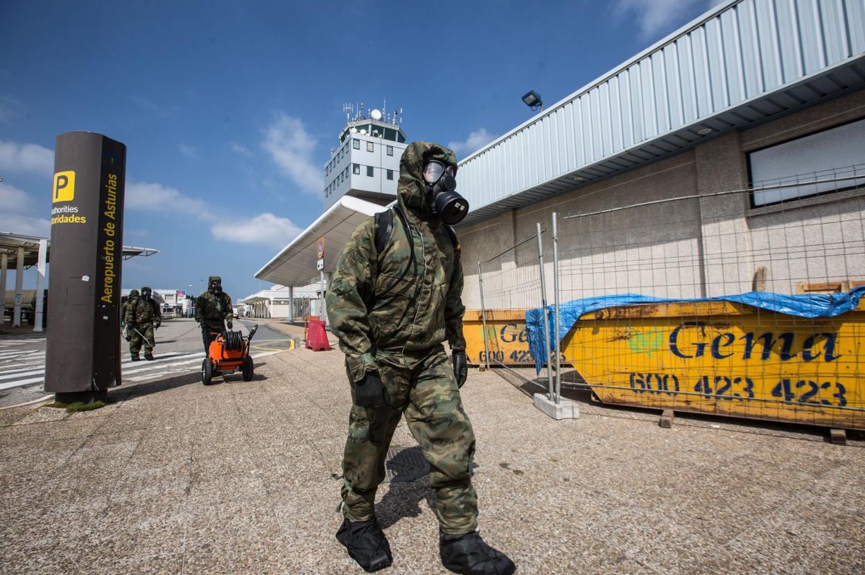 Miembros del Ejército higienizando el aeropuerto asturiano. 
