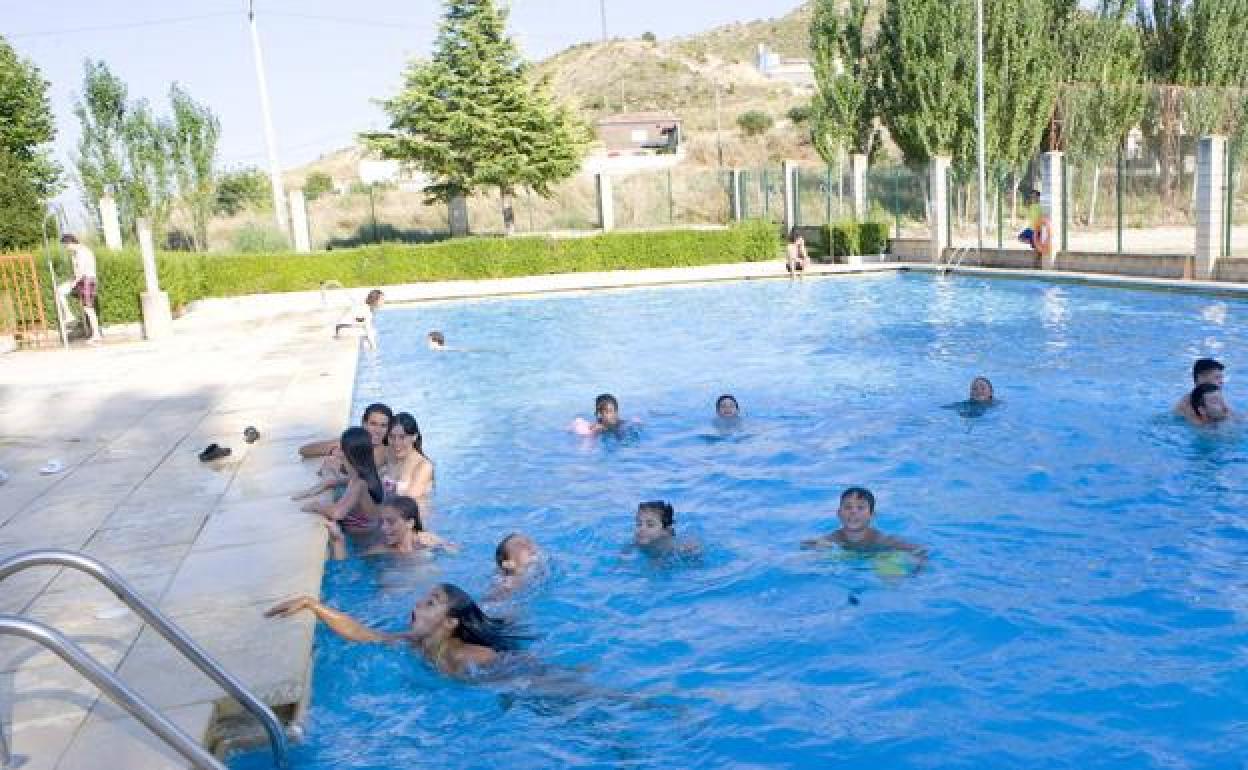 Ninos niños se bañan en una piscina.