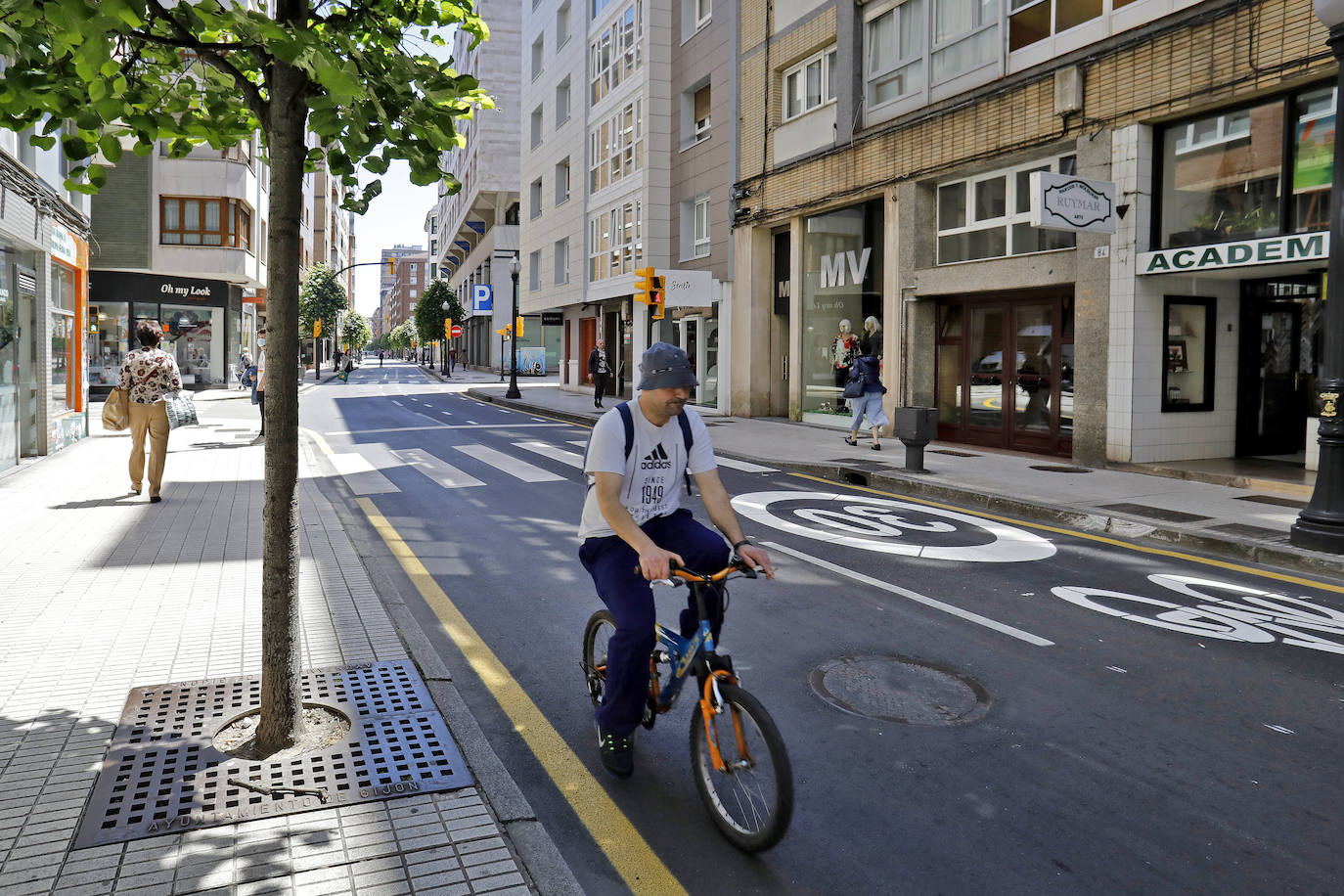 Cada vez son más los ciclistas que hacen uso del 'ciclocarril' de la avenida de la Costa, una de las vías más transitadas por los vehículos en Gijón. La nueva señalización recuerda que la velocidad máxima es de 30 km/h.