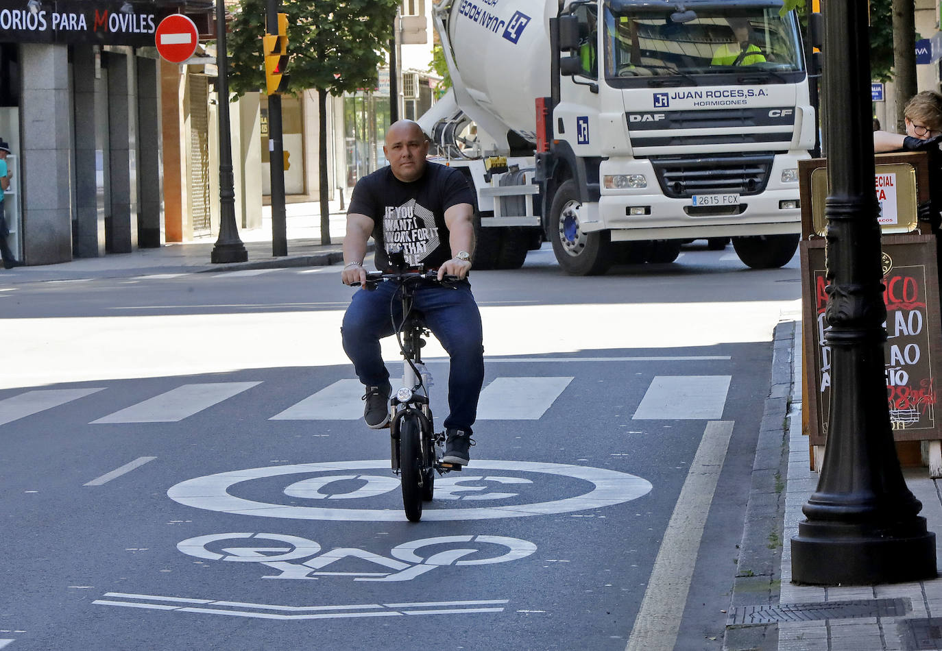 Cada vez son más los ciclistas que hacen uso del 'ciclocarril' de la avenida de la Costa, una de las vías más transitadas por los vehículos en Gijón. La nueva señalización recuerda que la velocidad máxima es de 30 km/h.