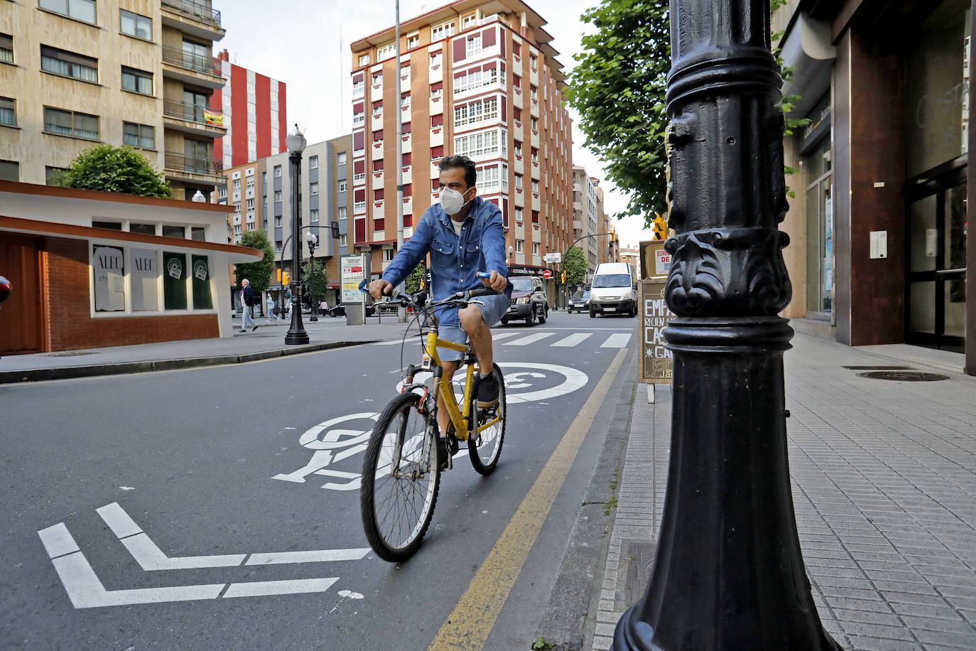Cada vez son más los ciclistas que hacen uso del 'ciclocarril' de la avenida de la Costa, una de las vías más transitadas por los vehículos en Gijón. La nueva señalización recuerda que la velocidad máxima es de 30 km/h.