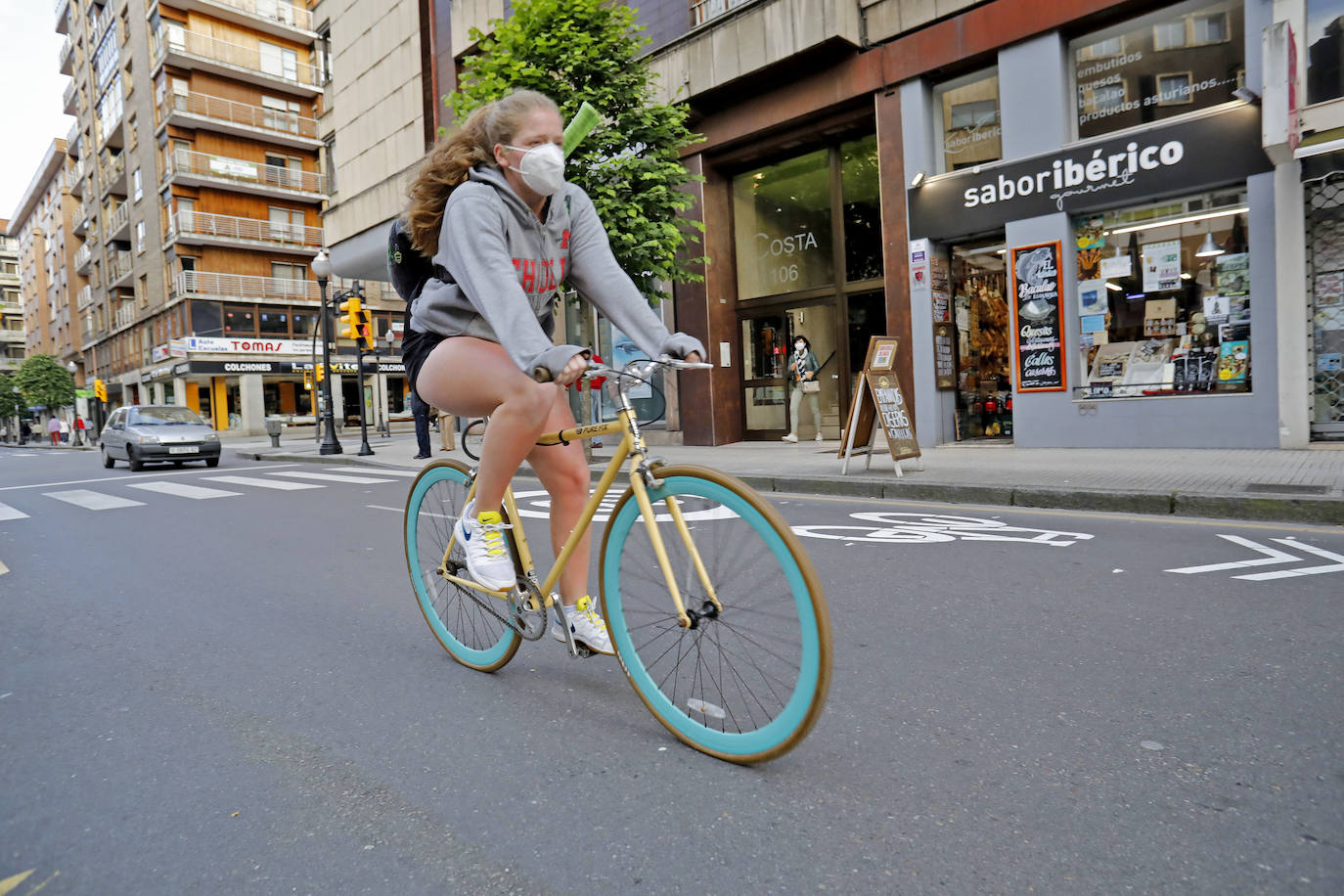 Cada vez son más los ciclistas que hacen uso del 'ciclocarril' de la avenida de la Costa, una de las vías más transitadas por los vehículos en Gijón. La nueva señalización recuerda que la velocidad máxima es de 30 km/h.