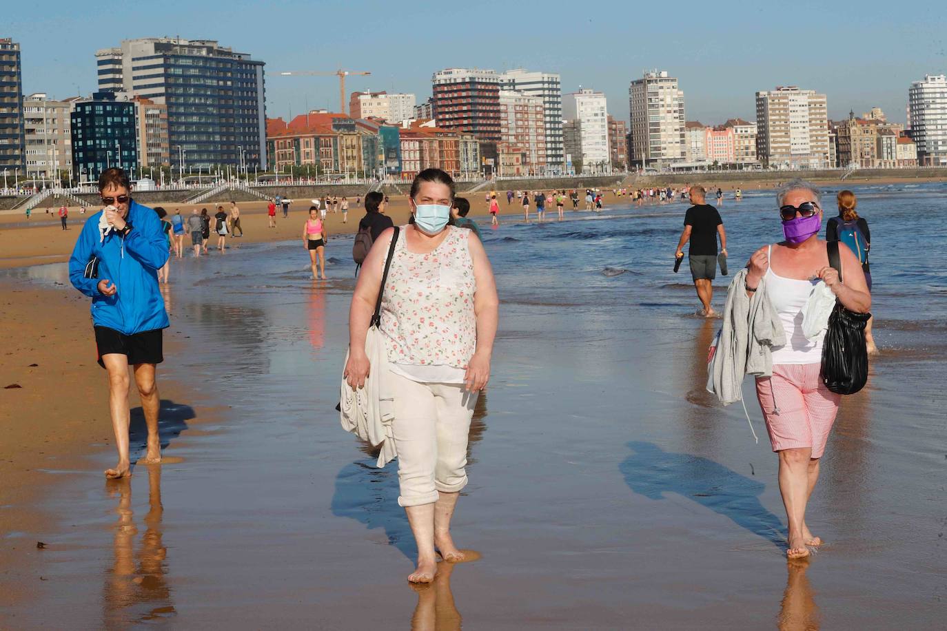 El sol ha llegado a Asturias y ello anima a los asturianos a aprovechar los arenales para pasear y practicar deportes