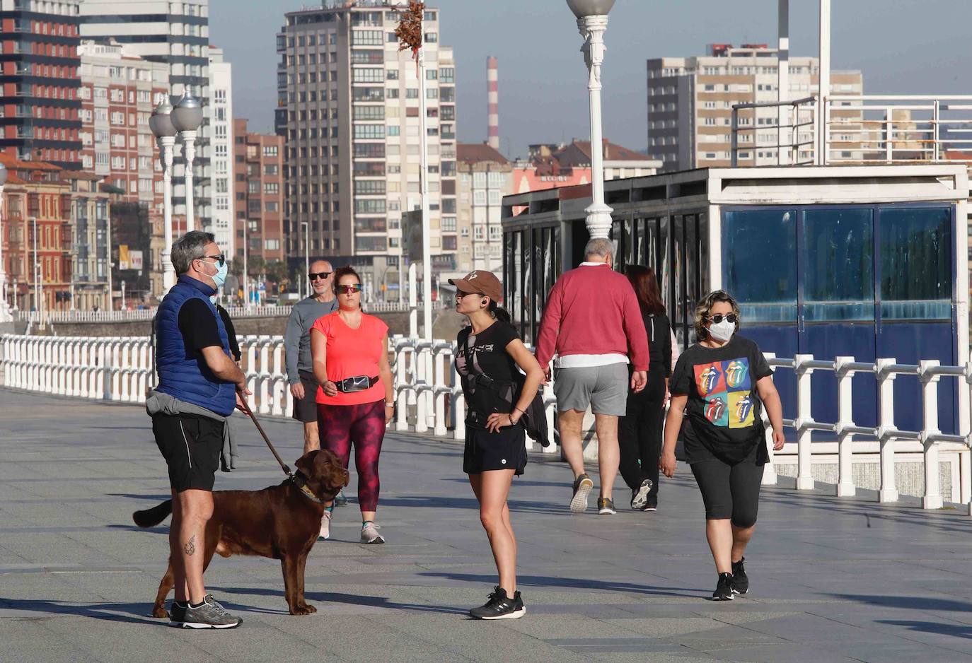 El sol ha llegado a Asturias y ello anima a los asturianos a aprovechar los arenales para pasear y practicar deportes