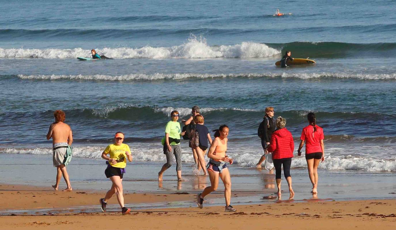 El sol ha llegado a Asturias y ello anima a los asturianos a aprovechar los arenales para pasear y practicar deportes