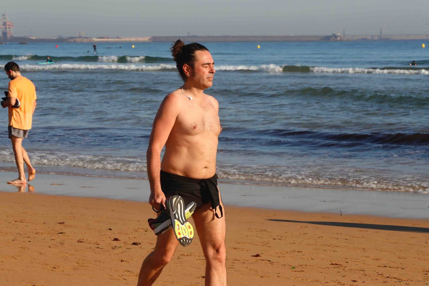 El sol ha llegado a Asturias y ello anima a los asturianos a aprovechar los arenales para pasear y practicar deportes