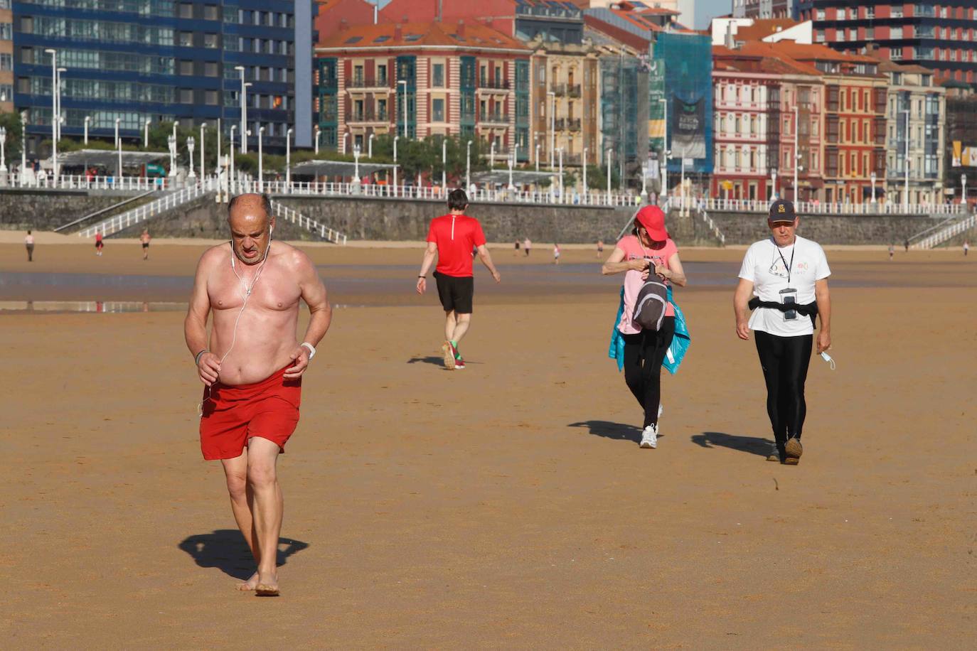 El sol ha llegado a Asturias y ello anima a los asturianos a aprovechar los arenales para pasear y practicar deportes
