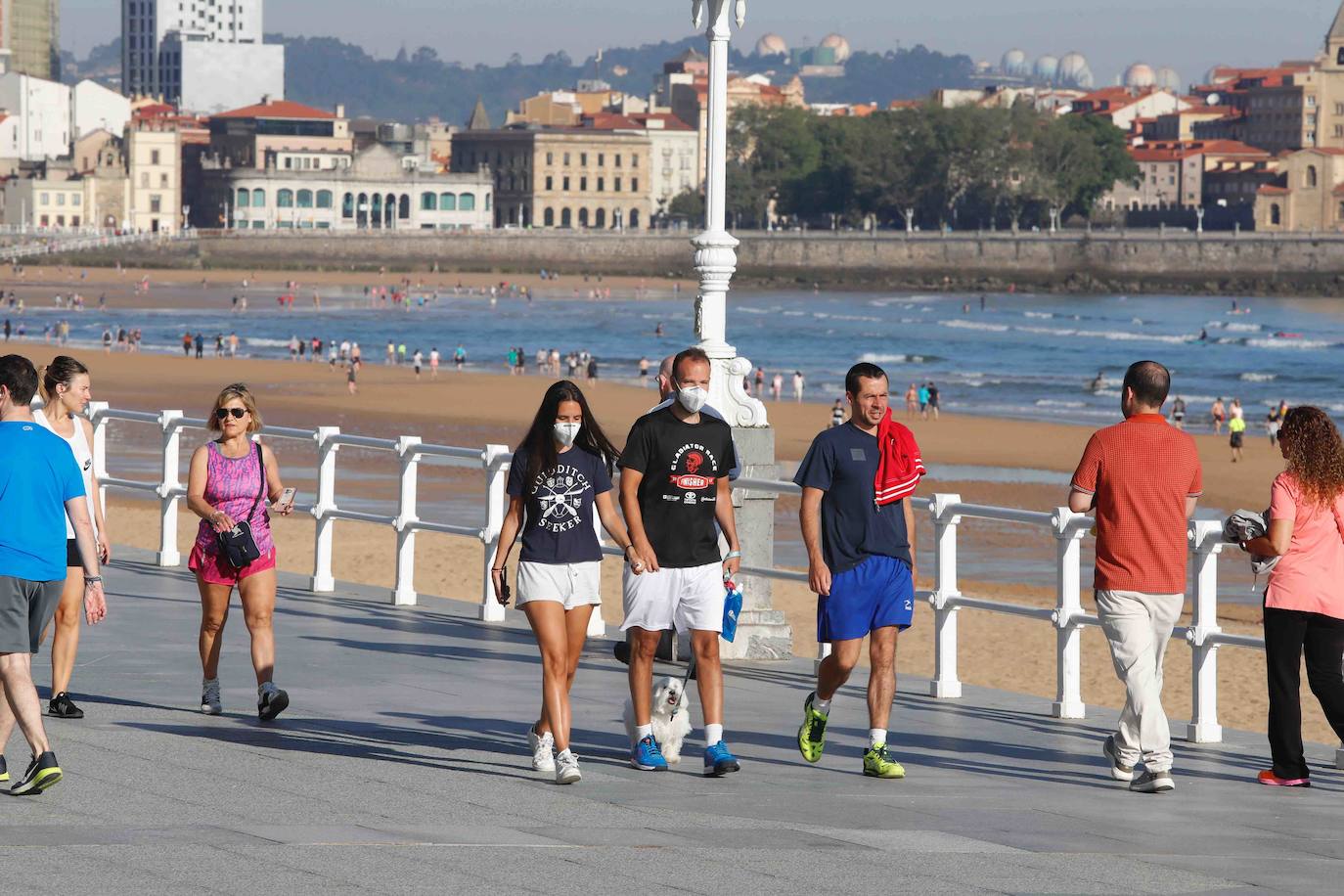 El sol ha llegado a Asturias y ello anima a los asturianos a aprovechar los arenales para pasear y practicar deportes