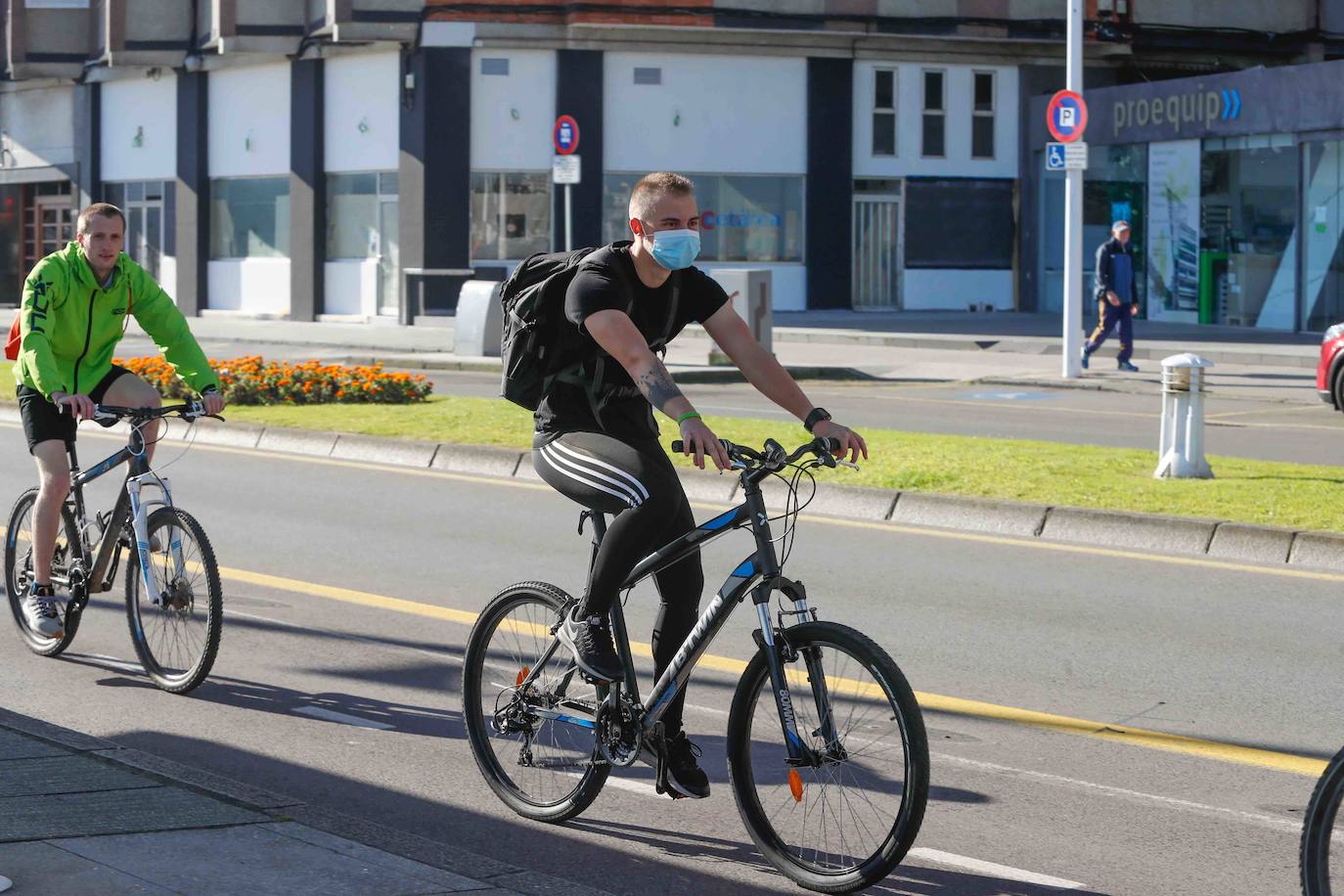 El sol ha llegado a Asturias y ello anima a los asturianos a aprovechar los arenales para pasear y practicar deportes
