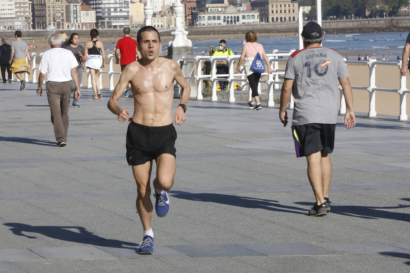 El sol ha llegado a Asturias y ello anima a los asturianos a aprovechar los arenales para pasear y practicar deportes